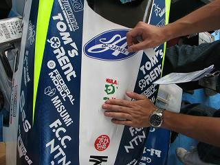 一枚目のステッカーを張り付ける