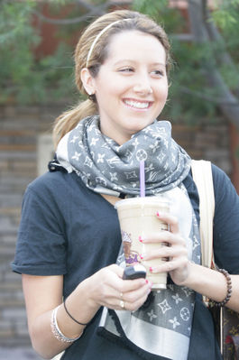 normal_Ashley_Tisdale_Candids_122_225lo.jpg