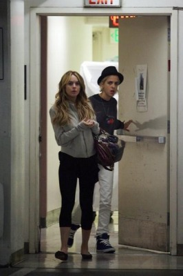 lindsay-lohan_dot_net-la2008may29-centurycityhospital-0004.jpg
