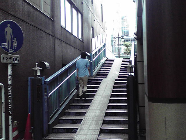 橋の降り階段