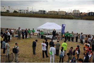 野外活動用アンプとハンドマイク使用し「新中川と遊ぼう2011」で活用 来賓　青木区長挨拶