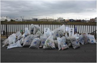 「新中川と遊ぼう2011」 クリーン作戦で河川敷から出たゴミ	