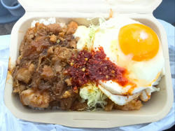 ナシゴレンとスパイシー鶏のハーフ丼680円