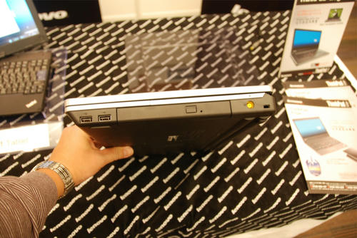 ThinkPad Edgeを横から見る