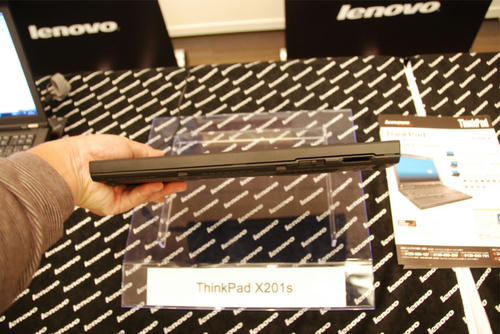 ThinkPad X201sを前横から見る