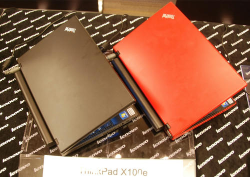 ThinkPad X100e大型バッテリーを装着