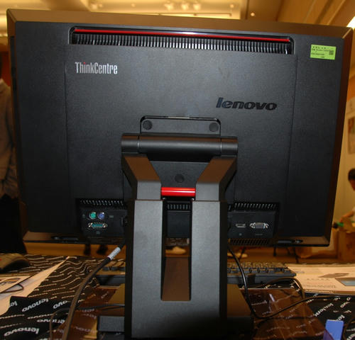 ThinkCentre M90z All-In-Oneの後ろ