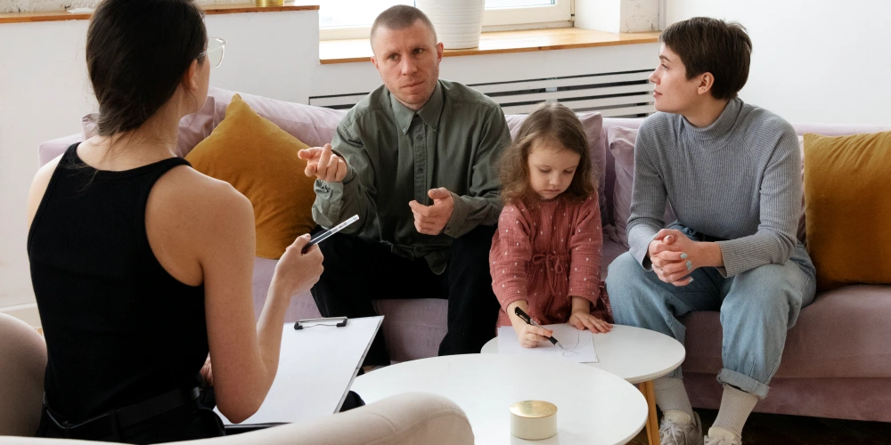 家族で話し合うイメージ