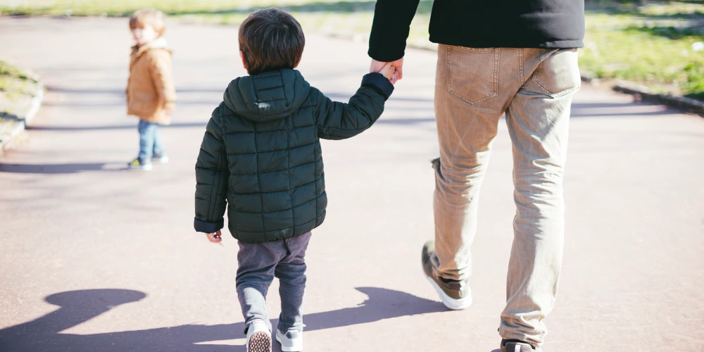 手をつなぐ親子