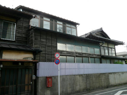 建物の側面が道路に面している