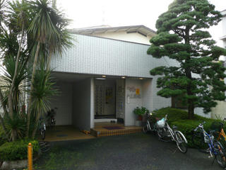 入口の左には屋根付きの駐輪スペースがある