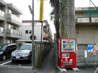 この細い道を入ると正面へ出る