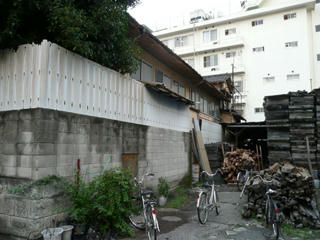 建物の右には薪が積まれている
