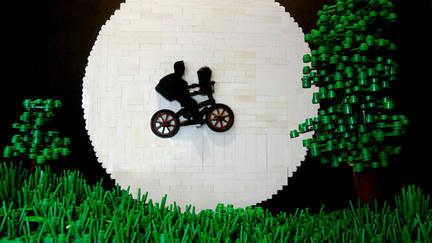 LEGOで映画『E.T.』の名シーンを再現