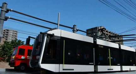 本物のように見える方法で撮影されたLEGO路面電車