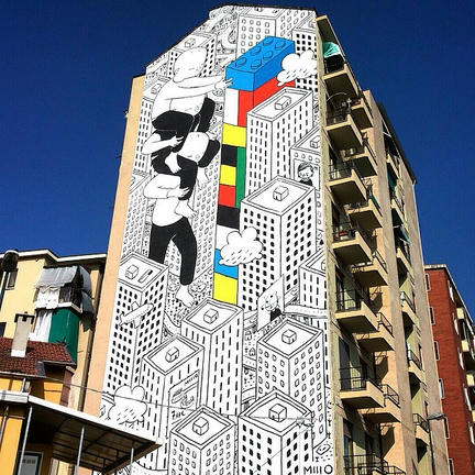 古いマンションの壁面に描かれたLEGOアート