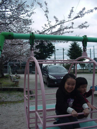 桜の下で
