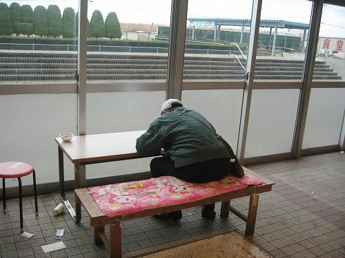 金沢競馬場の老人