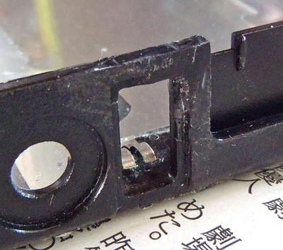 ThinkPad R61 左USBの割れをプラリペアで補修した後、ヤスリで形状を整える