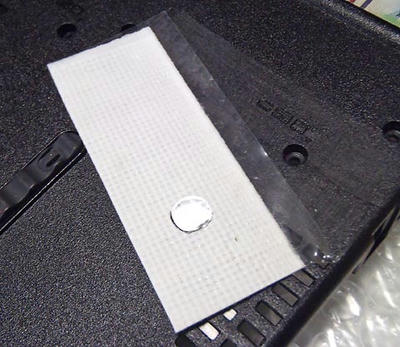ThinkPad R61 ボトムケース底面の割れ補修の下準備。プラリシートを貼り付ける面をヤスリで荒らしておく
