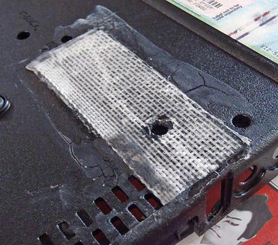 ThinkPad R61 ボトムケース底面割れに、プラリシート貼り付け