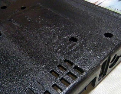 ThinkPad R61 ボトムケースの割れ補修後、耐熱ブラックで塗装＆クリアを粗く噴いてシボ風に