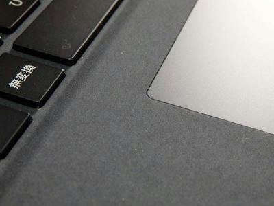 surface laptop2パームレストはアルカンターラというスウェードに近い肌触りの素材でカバーされている