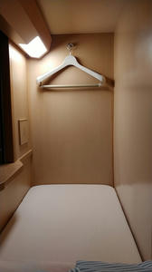 サンライズ瀬戸B寝台ソロの室内。壁にハンガーがかかっておりベッドの幅はそのハンガーとほぼ同じ。