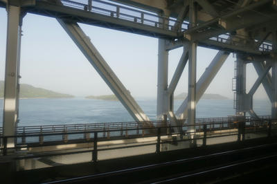 サンライズ瀬戸の車窓からの風景。鉄橋越しに海が見える。