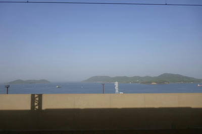 サンライズ瀬戸の車窓からの風景。瀬戸内海の海と緑の島並。