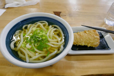 かけうどんとたけのこの天ぷら。