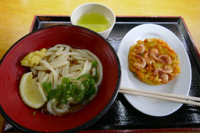ぶっかけうどんとかき揚げ。