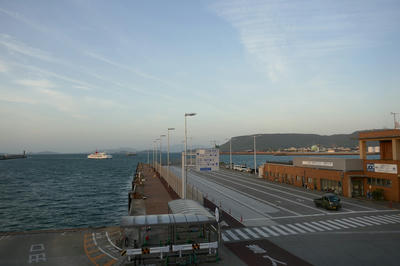 夕暮れの高松港。フェリー乗り場が見える。