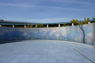 壁一面がモネの睡蓮の絵になっている広場。右端に描かれた木の上に、その続きのように外の木の枝が見える。