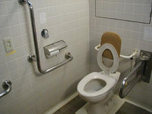 谷保第三公園多目的トイレ