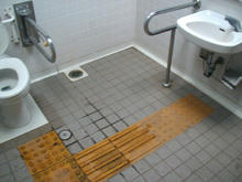 谷保第三公園多目的トイレ