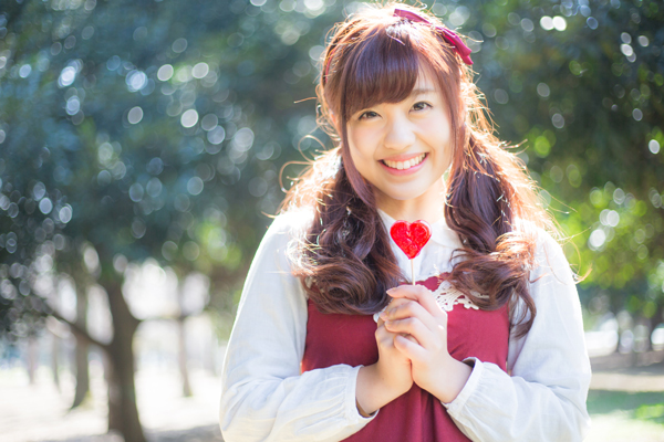 ハートのキャンディを持つ女の子