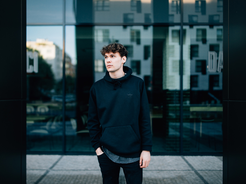 男性 ガラス張りの前に立つ