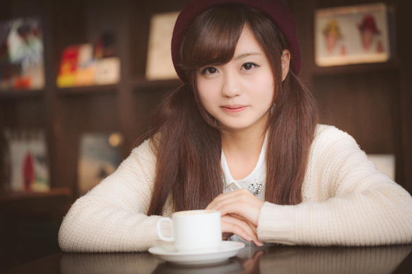 カフェでデートをする女性