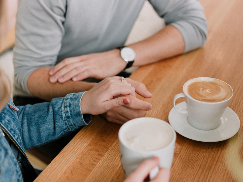 カフェでデートする男女