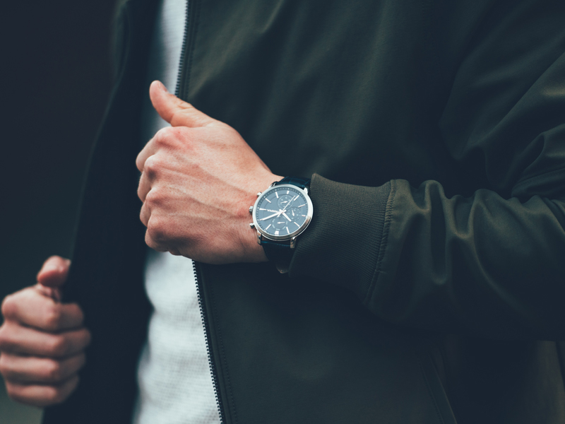 腕時計を身に付ける