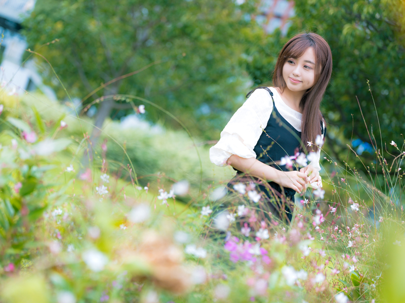 公園で散歩する女性