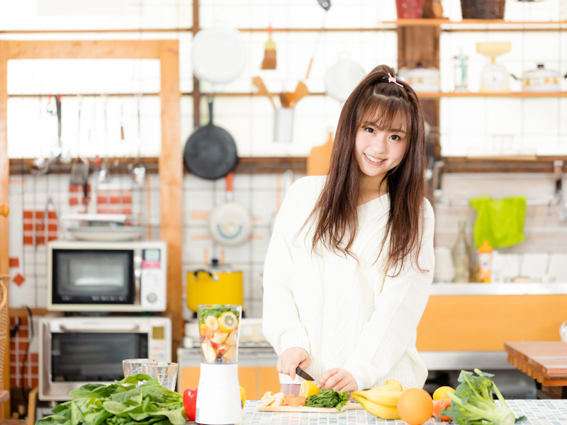 料理をする女性