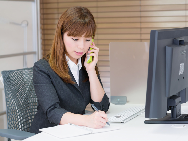電話対応する女性