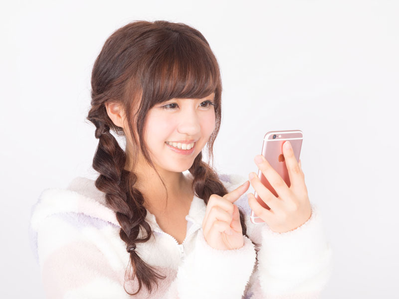 メールを送る女性