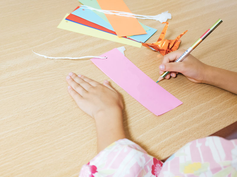七夕で願いを短冊に書く