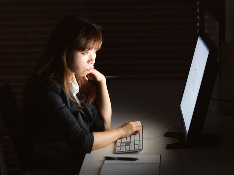 夜遅くまで残業する女性