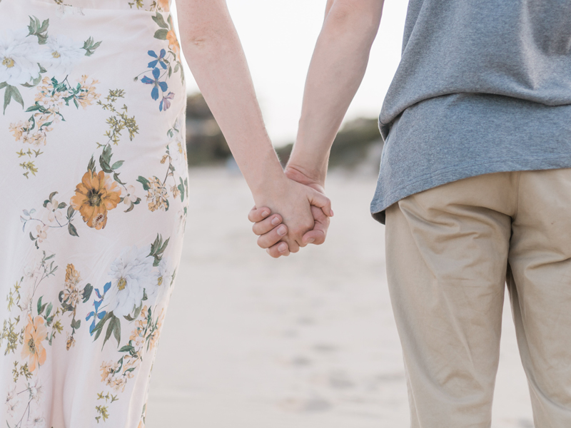 手を繋ぐ男女