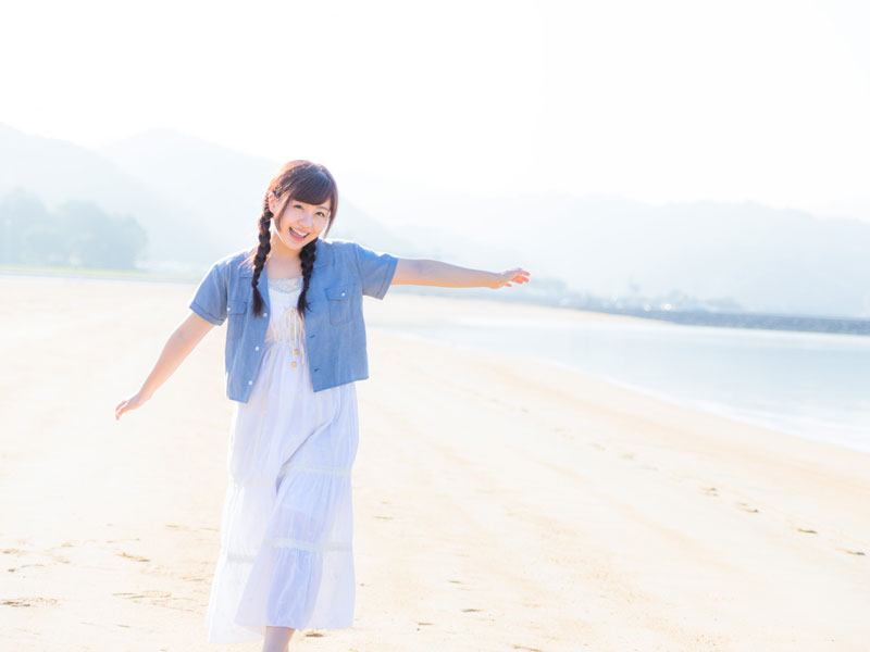 海辺を歩く女性