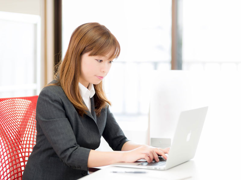パソコンを操作する女性